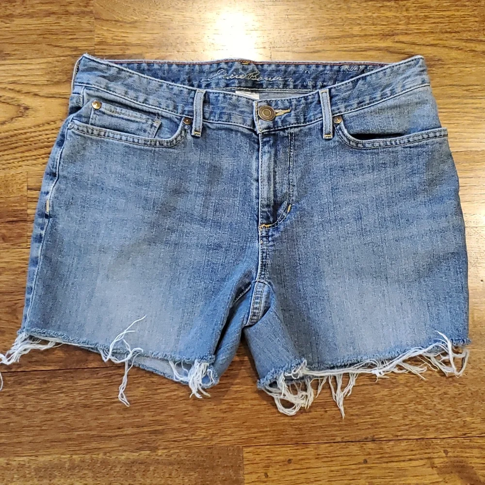 Womens Eddie Bauer medium wash raw hem jean shorts size 6 - Picture 2 of 3